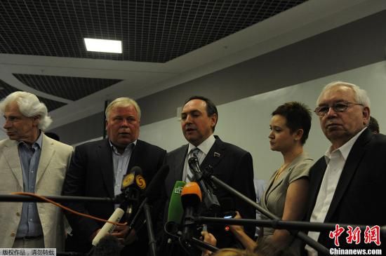 據(jù)外媒報道，美國“棱鏡”監(jiān)控計劃泄密者愛德華·斯諾登于莫斯科時間7月12日在莫斯科謝列梅捷沃機(jī)場與多家人權(quán)機(jī)構(gòu)代表人士舉行會談。圖為參加會談的人權(quán)代表接受媒體采訪。