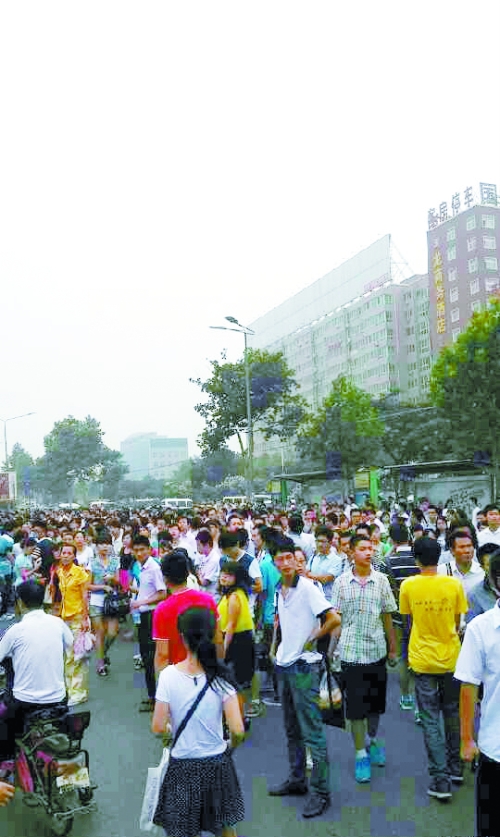 　早高峰等公交，場面蔚為壯觀（網友供圖）。