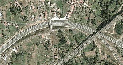 事發(fā)地的急轉(zhuǎn)彎道。以下是監(jiān)控視頻截圖。