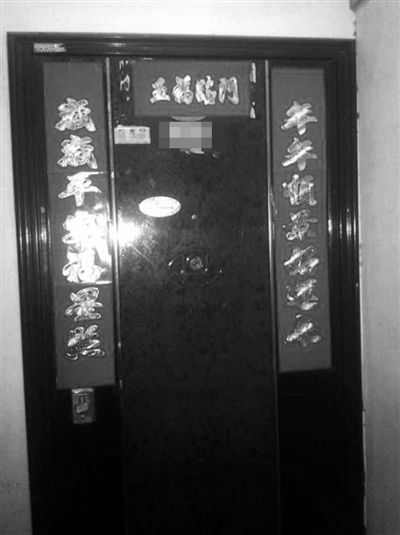 昨天22時(shí)許,被摔女童家房門緊閉,多名家屬稱,在協(xié)商處理孩子后事。新京報(bào)記者 楊鋒 攝