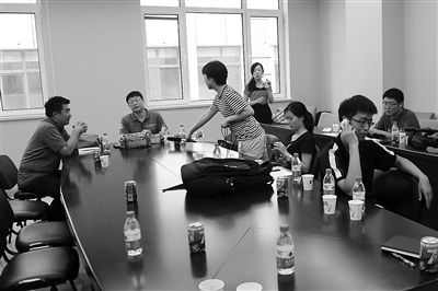 昨日，什剎海街道辦事處第四會(huì)議室，“什剎海女童練攤父親被打”事件的通氣會(huì)現(xiàn)場(chǎng)。