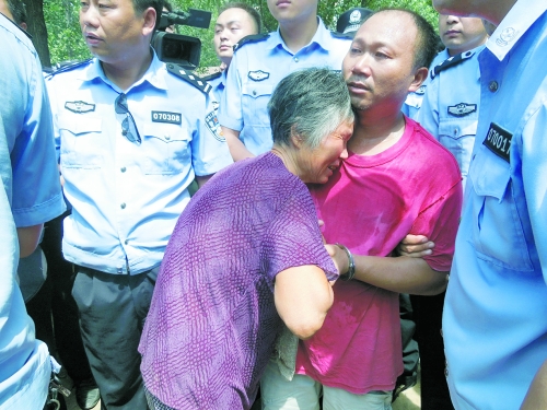 潛逃23年，歸案之時再見父母，最不能承受的究竟是誰？