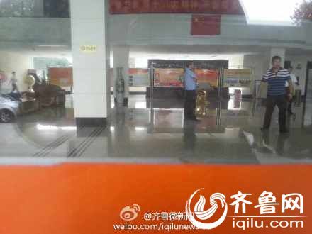 8月8號下午14時許，一女子在山東省衛(wèi)生廳辦公大樓三樓的一間辦公室內(nèi)，被一名年輕男子劫持。