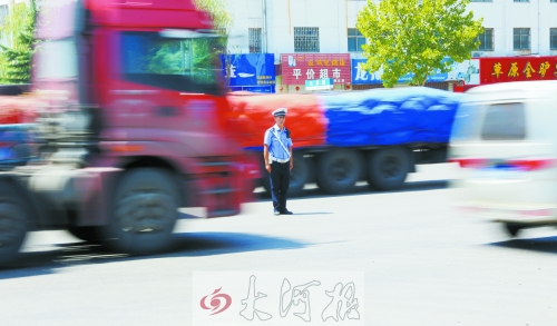 連霍高速受橋梁爆破影響禁止通車，310國(guó)道車流量迅速增加，當(dāng)?shù)亟痪块T安排大量警力保障道路暢通。