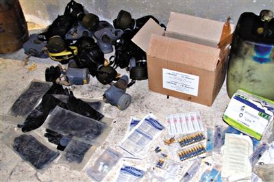 24日，敘利亞政府對外展示在大馬士革朱巴爾區(qū)破獲的反對派軍火庫中的化學(xué)制劑。新華社發(fā)