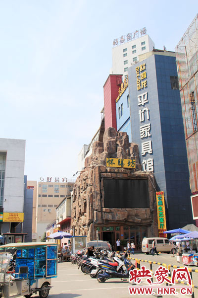 在該酒店一層的入口處，屹立著一座4層樓高的假山，氣勢(shì)雄偉。