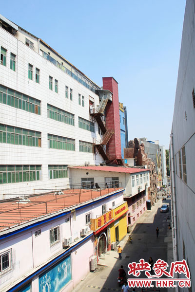 該家具賣(mài)場(chǎng)共6層樓，第7層建筑與其他樓層風(fēng)格迥然不同，有明顯后期加蓋痕跡