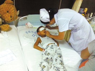 昨日傍晚，山西省眼科醫(yī)院醫(yī)生給斌斌點了兩次“眼藥水”。