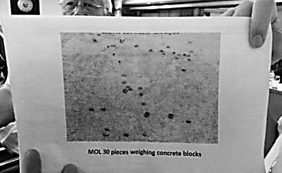 菲防長3日出示拍攝到的“混凝土砌塊”。