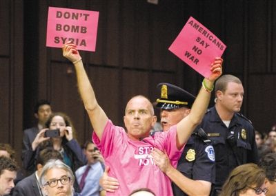 3日，美參議院外委會舉行敘利亞問題聽證會，民眾在現(xiàn)場示威，抗議美國軍事干預(yù)敘利亞。