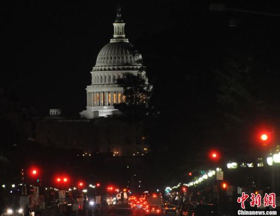 入夜后國(guó)會(huì)山前警燈一片，加強(qiáng)警戒。中新社發(fā) 德永健 攝
