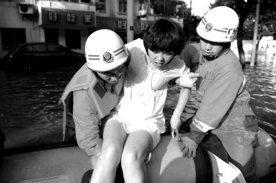 10月10日，前來(lái)余姚支援的杭州消防支隊(duì)武警官兵在南西路幫助轉(zhuǎn)移被困群眾。新華社發(fā)