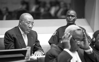 9月26日，荷蘭海牙，利比里亞前總統(tǒng)查爾斯·泰勒在法庭接受審判。