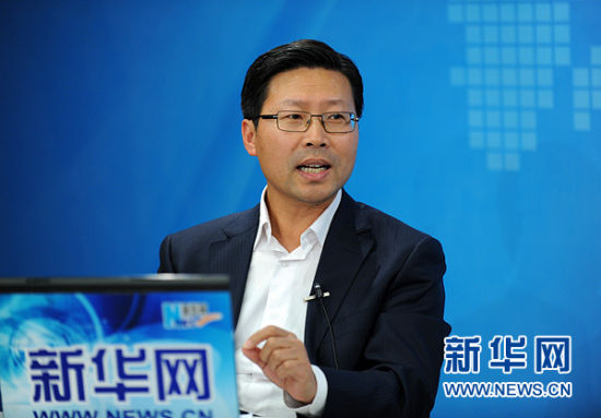 圖為嘉賓與主持人交談。新華網(wǎng) 陳競超 攝