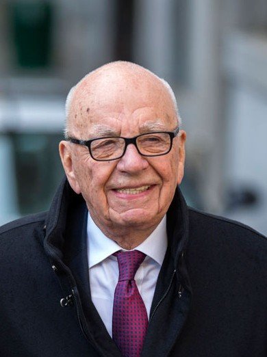 20日，從最高法院出來，默多克一臉輕松。路透社