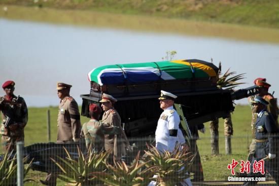 圖為南非海、陸、空三軍首腦為曼德拉護(hù)靈。宋方燦 攝