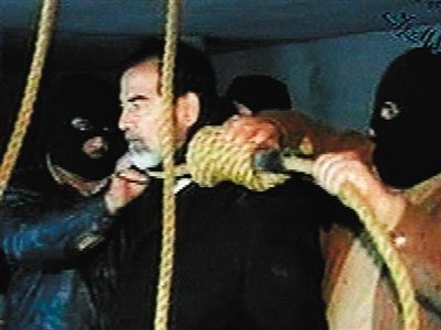 警衛(wèi)給薩達(dá)姆套上絞刑工具。