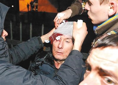 11日，基輔，遇襲受傷的反對(duì)派領(lǐng)導(dǎo)人盧岑科接受簡(jiǎn)單救護(hù)。