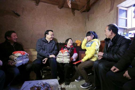 27日，李克強(qiáng)到安康旬陽(yáng)金坡村看望留守兒童。