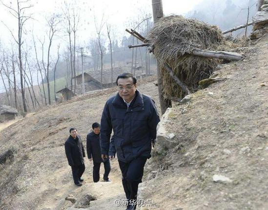 27日，李克強(qiáng)到安康旬陽(yáng)金坡村看望留守兒童。