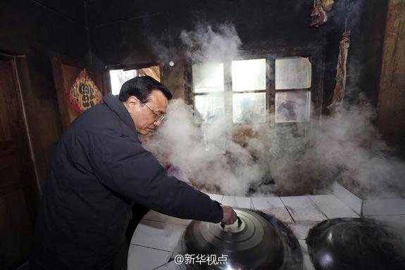 27日，李克強(qiáng)到安康旬陽(yáng)金坡村看望留守兒童。