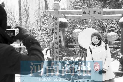 紫荊山公園里布置喜慶，引來不少游客合影留念。記者 楊東華/攝