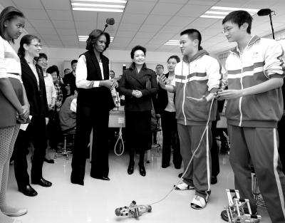 昨天上午，彭麗媛與米歇爾共同參觀北師大二附中，觀看學生們演示自己設計制作的幾何機器人。