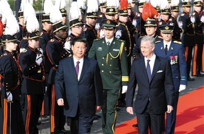 30日，習(xí)近平在會見比利時國王菲利普前，出席菲利普國王在王宮廣場舉行的隆重歡迎儀式。新華社發(fā)