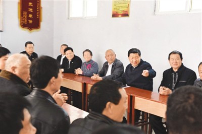 3月17日，習(xí)近平在河南省蘭考縣東壩頭鄉(xiāng)張莊村村委會(huì)與干部群眾座談，聽(tīng)取意見(jiàn)和建議。