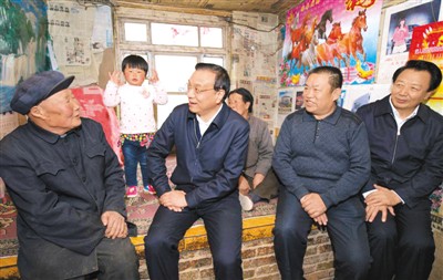 3月27日，李克強(qiáng)在內(nèi)蒙古自治區(qū)翁牛特旗橋頭鎮(zhèn)太平莊村看望貧困戶。