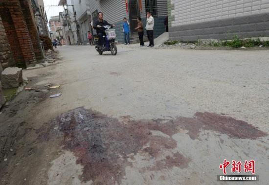 4月28日，福建省福州市閩侯縣發(fā)生一起惡性駕車撞人事件，圖為事發(fā)現(xiàn)場血跡斑斑。中新社發(fā) 劉可耕 攝