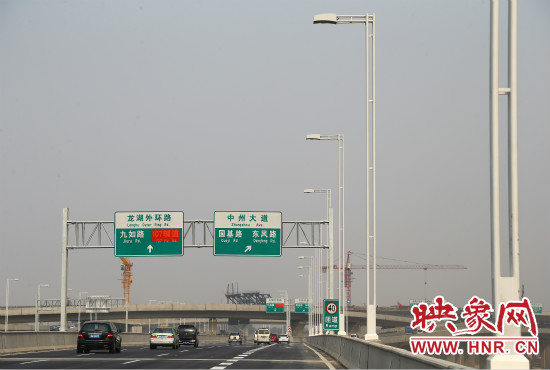 市民可通過北三環(huán)快速路高架橋直達(dá)東區(qū)。