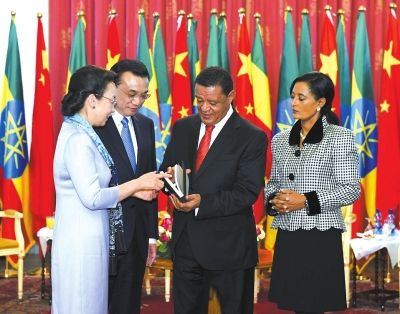 李克強(qiáng)總理與夫人程虹當(dāng)?shù)貢r(shí)間6日上午同埃塞總統(tǒng)穆拉圖夫婦在國(guó)家宮會(huì)見(jiàn)。會(huì)見(jiàn)后，程虹將自己的著作和譯著贈(zèng)送給姆拉圖總統(tǒng)夫婦。