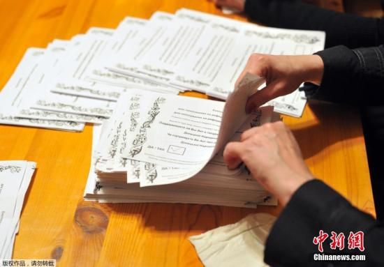 　　當(dāng)?shù)貢r間2014年5月11日，烏克蘭東部地區(qū)選舉工作人員開始公投計票工作。