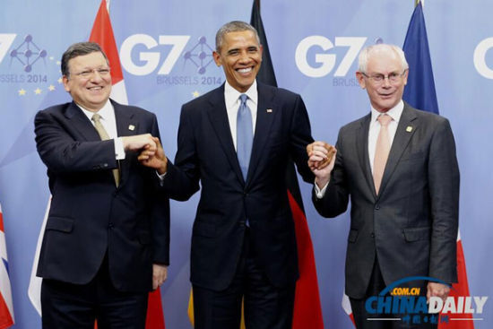 資料圖：6月4日，歐洲理事會主席范龍佩（右）和歐盟委員會主席巴羅佐（左）在會場門口歡迎前來與會的美國總統(tǒng)奧巴馬。由歐盟主持的七國集團領(lǐng)導(dǎo)人會晤4日晚間在布魯塞爾開幕，烏克蘭問題成為本次峰會核心議題。（新華社發(fā) 歐盟理事會供圖）