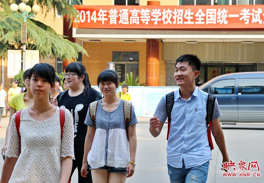 最后一門考試結(jié)束后，考生們一臉輕松的走出考場