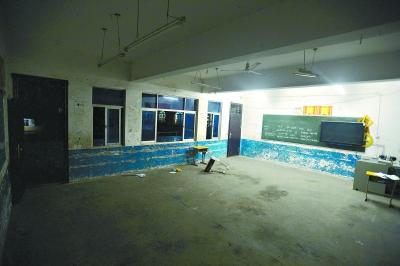 　　昨晚10時(shí)，事發(fā)教室里的書桌幾乎被搬空，一個(gè)損壞的書桌倒在地上