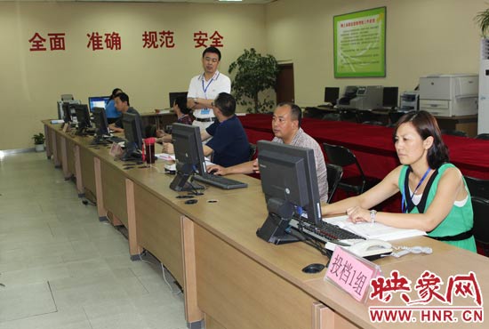 今年我省高招錄取工作正在平穩(wěn)正常開展，圖為投檔組工作人員。