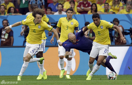 狼狽的巴西隊(duì)只能靠犯規(guī)阻擋羅本 狼狽的巴西隊(duì)只能靠犯規(guī)阻擋羅本