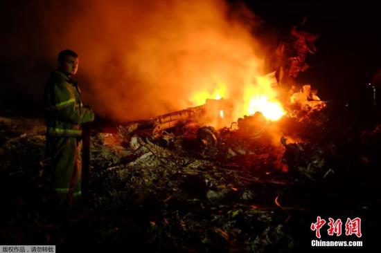 圖為馬航波音777客機在頓涅茨克地區(qū)墜毀的現(xiàn)場。