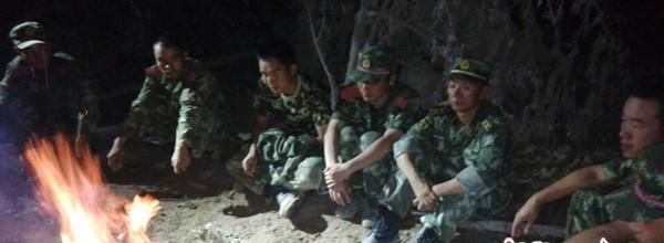 8月5日晚，受困官兵等待天亮以后的救援。