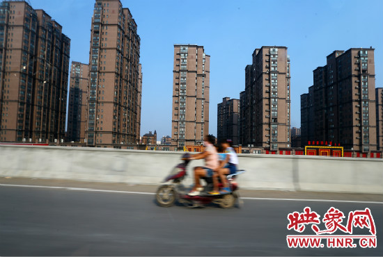 三環(huán)快速路開通后，仍有一些電動車違規(guī)上橋。