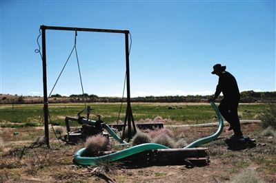 　布日古德起動水泵，等了幾分鐘才有水上來，沒抽一會兒就沒水了，等一陣子才能繼續(xù)抽。