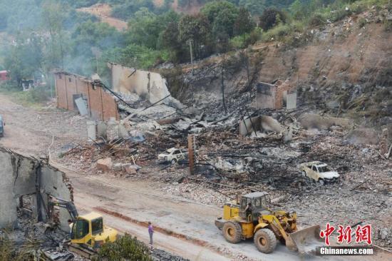 9月23日上午，花炮廠清理工作正在進(jìn)行，山谷內(nèi)的廠房已被爆炸夷為平地。中新社發(fā) 楊華峰 攝