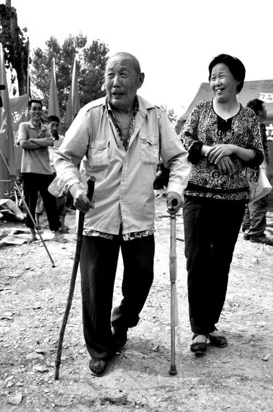 2011年6月26日，何兆勝在三女兒的陪伴下漫步在搬遷現(xiàn)場。