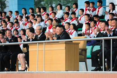 5月2日，金正恩與金與正（前排左二）一起觀看比賽。