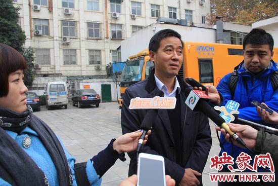 鄭州城市管理局行政執(zhí)法監(jiān)察支隊二大隊副大隊長杜陸水就“河南省人民會堂違法戶外廣告”一事，接受媒體采訪