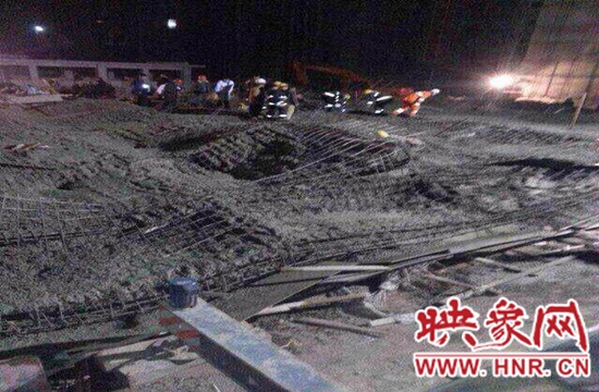 圖為事故現(xiàn)場(chǎng)情況，當(dāng)?shù)厝罕姽﹫D。