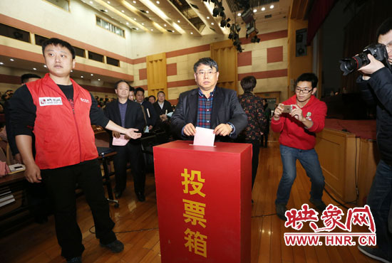 省委宣傳部副部長、省新聞出版廣電局局長朱夏炎現(xiàn)場投票