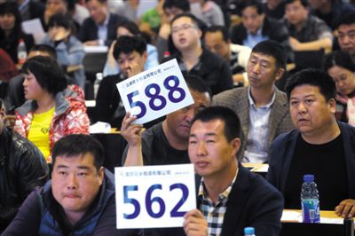 昨日，拍賣現(xiàn)場(chǎng)競(jìng)拍者舉牌競(jìng)拍。新京報(bào)記者